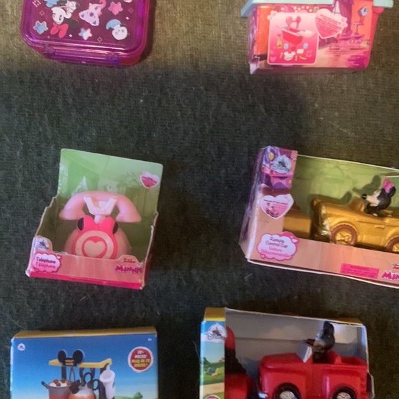 Minnie Mouse Disney mini brands lot of 7 , ultra rare gold included - Picture 8 of 12